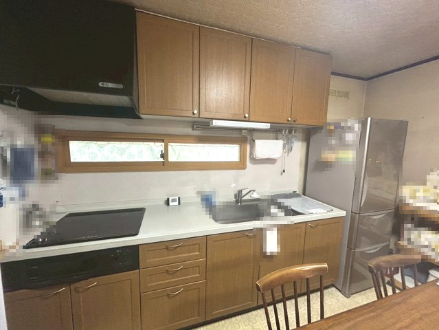 【価格改定】舞鶴市字行永のキッチン|収納スペースが充実したキッチン。
木目調で温かみのあるデザインです。