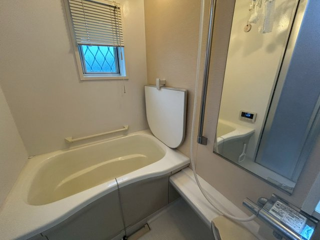 【価格改定】舞鶴市字行永の浴室|浴室
肩までゆったりと浸かれる浴槽で、リラックスしていただけます。