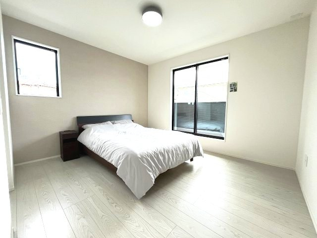 【寝室】 | 福岡市早良区重留2丁目2期　2号棟（全2棟）【仲介手数料無料・0円】 | 現地写真。2階主寝室です。