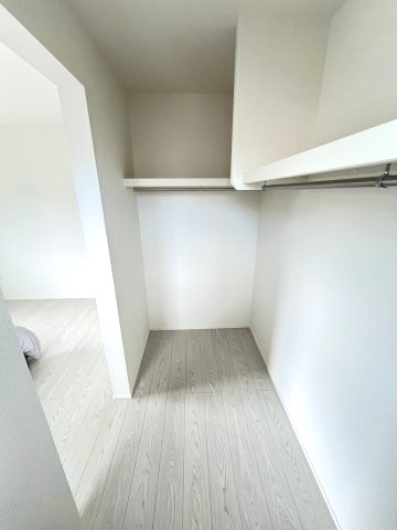 【収納】 | 福岡市早良区重留2丁目2期　2号棟（全2棟）【仲介手数料無料・0円】 | 現地写真。ウォークインクローゼットです。