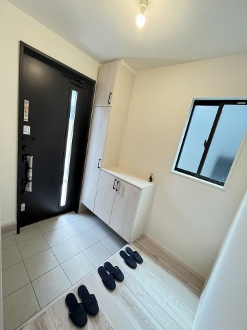 【玄関】 | 福岡市早良区重留2丁目2期　2号棟（全2棟）【仲介手数料無料・0円】 | 施工例。施工例は完成時と異なる場合があります。