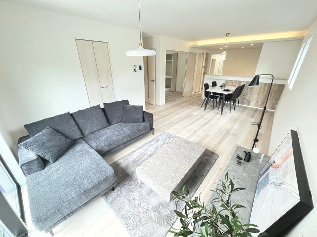 【内装】 | 福岡市早良区重留2丁目2期　2号棟（全2棟）【仲介手数料無料・0円】 | 施工例。リビングです。施工例は完成時と異なる場合があります。