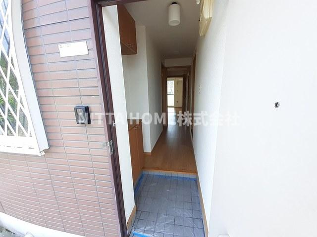 パパイヤプレースＡの玄関|シューズボックス付きの玄関です◇