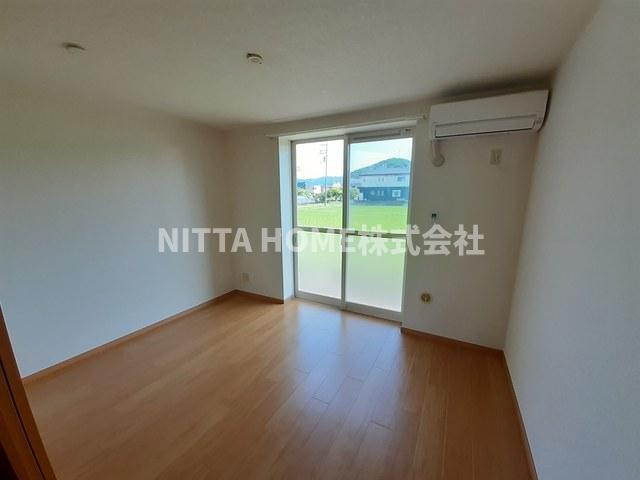 パパイヤプレースＡの居間・リビング|テラス付き６帖の洋室です★この他に６帖の洋室が２部屋あります