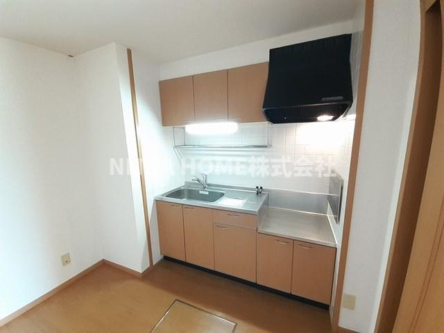 パパイヤプレースＡのキッチン|上下に収納がついたオープンキッチンです◎