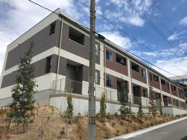 西宮市山口町上山口４丁目のアパートのエントランス|外観写真（昼）