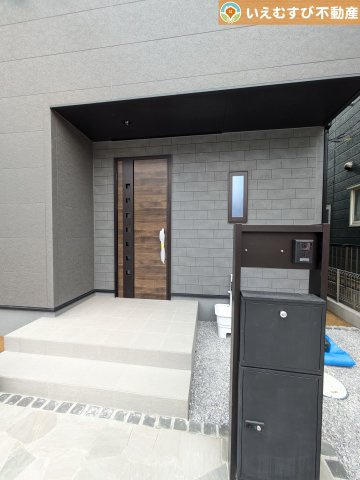 Livele Garden.S　熊谷伊勢町第5のエントランス|落ち着いた色づかいのエントランス
駐車場からアクセスの良いエントランス。雨の日や荷物が多くても安心の動線♪