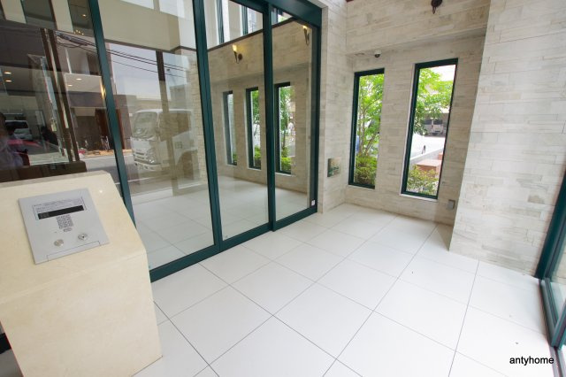 スプランディッド難波　仲介手数料無料のエントランス