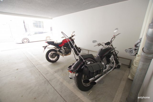 スプランディッド難波　仲介手数料無料の駐車場