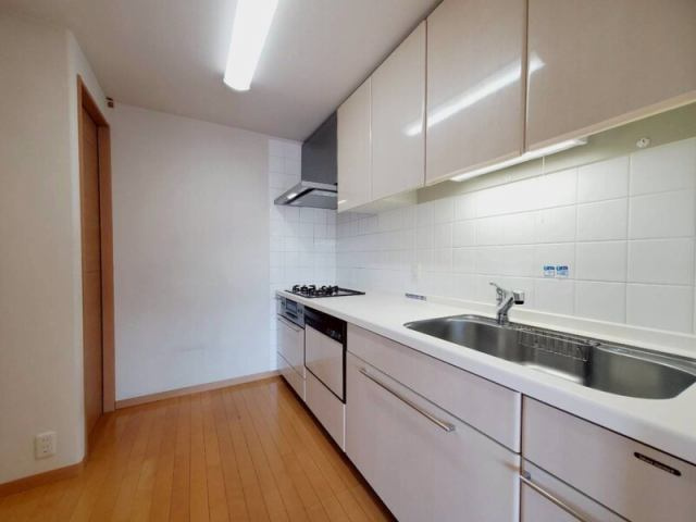 高知市新田町　サーパス新田のキッチン|白を基調とした明るいキッチン。毎日の料理が楽しくなる清潔感のある空間です