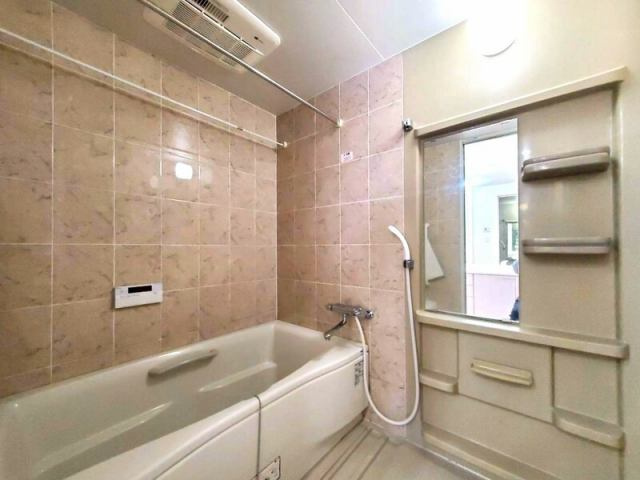 高知市新田町　サーパス新田の浴室|ゆったりとした浴槽で一日の疲れをリセット。浴室乾燥機付きで家事も時短に◎