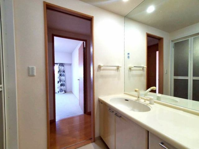 高知市新田町　サーパス新田の独立洗面台|大きな鏡で朝の支度もスムーズ。清潔感あふれる洗面スペースです