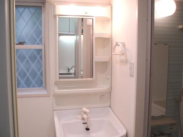 礎の洗面所|☆広めの脱衣スペース・換気用の小窓が付いてます。☆