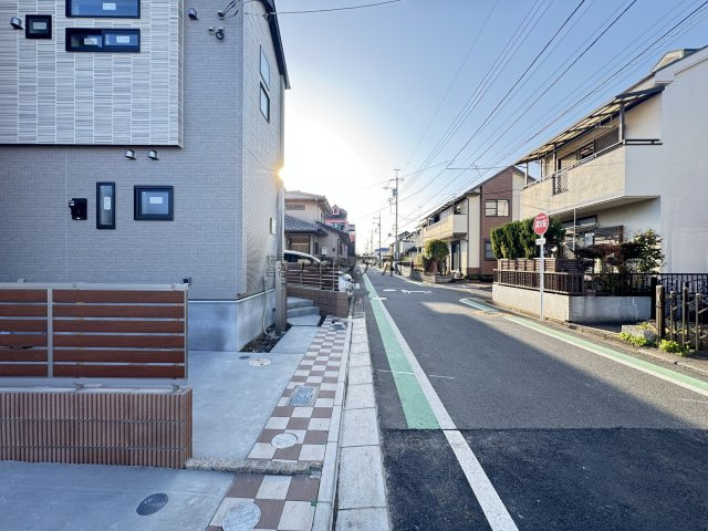 東村山市野口町３丁目・全3棟　新築一戸建　2号棟の前面道路含む現地写真