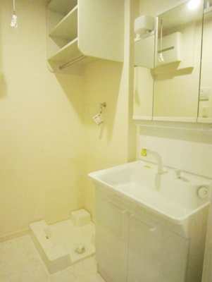 【洗面所】 | RIZ大京町 | 明るい洗面所です