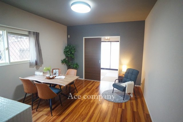 【居間・リビング】 | 東大阪市足代1丁目 | 【LDK：約14帖】※設置されている家具・小物・照明はディスプレイ用です。家具付きの販売ではございません。ご了承下さい。