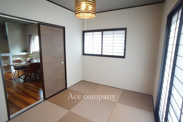 【内装】 | 東大阪市足代1丁目 | リビングと続き間の和室、お洒落カラーの琉球畳新調・襖・障子貼替え済みです☆