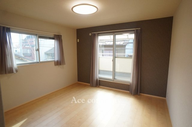 【寝室】 | 東大阪市足代1丁目 | 【2階：南側ゆったり洋室8.5帖】バルコニーに面したお部屋です☆