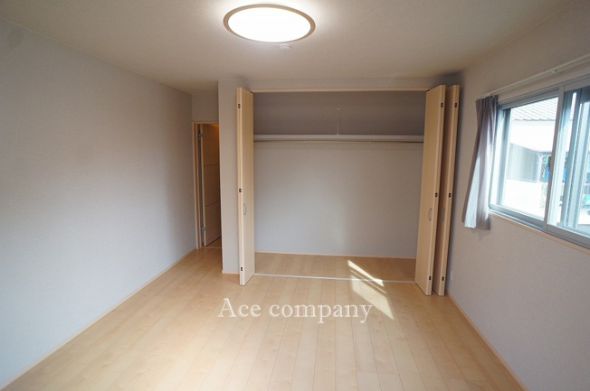 【寝室】 | 東大阪市足代1丁目 | 【2階：南側ゆったり洋室8.5帖】大容量のクローゼット完備です！