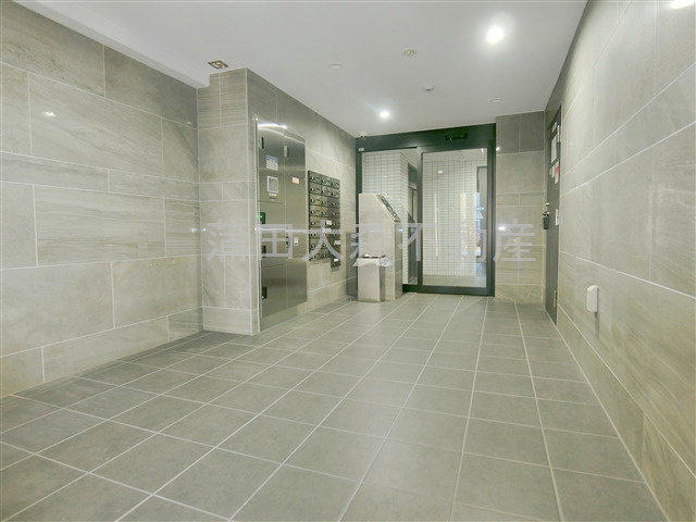 XEBEC(ジーベック京急蒲田のエントランス|防犯カメラ+TVモニター付オートロック宅配BOXメールBOX