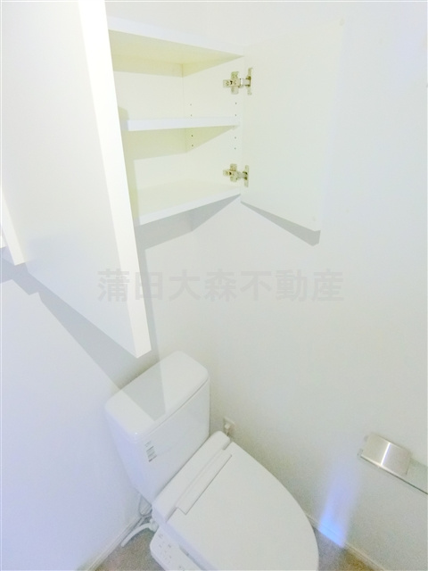 XEBEC(ジーベック京急蒲田のトイレ|棚と温水洗浄便座付きのトイレ