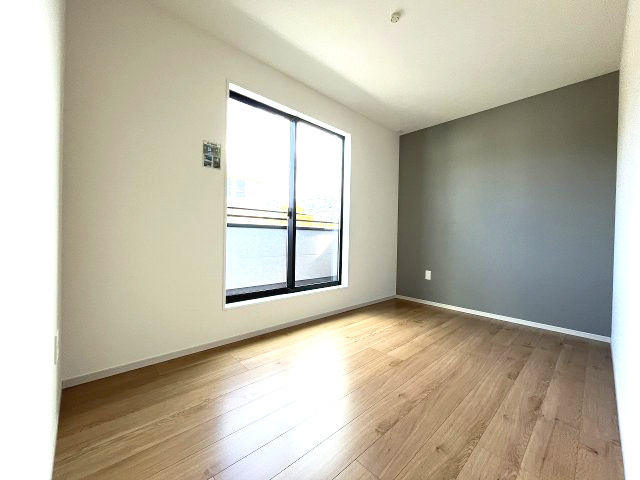 【寝室】 | 福岡市東区美和台4丁目3期　2号棟（全2棟）【仲介手数料無料・0円】 | 現地写真。2階主寝室です。