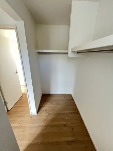 【収納】 | 福岡市東区美和台4丁目3期　2号棟（全2棟）【仲介手数料無料・0円】 | 現地写真。ウォークインクローゼットです。