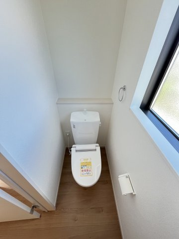 【トイレ】 | 福岡市東区美和台4丁目3期　2号棟（全2棟）【仲介手数料無料・0円】 | 現地写真。2階にもトイレです。