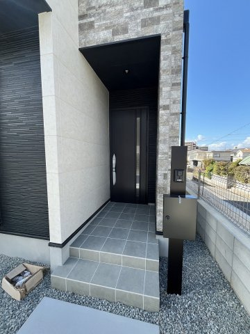 【玄関】 | 福岡市東区美和台4丁目3期　2号棟（全2棟）【仲介手数料無料・0円】 | 現地写真。