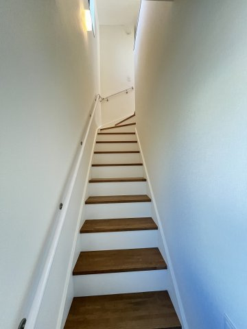 【内装】 | 福岡市東区美和台4丁目3期　2号棟（全2棟）【仲介手数料無料・0円】 | 現地写真。2階へ上がる階段です。手摺もついて安全ですね。