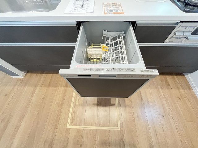 【キッチン】 | 福岡市東区美和台4丁目3期　2号棟（全2棟）【仲介手数料無料・0円】 | 現地写真。食洗器が付いてます。