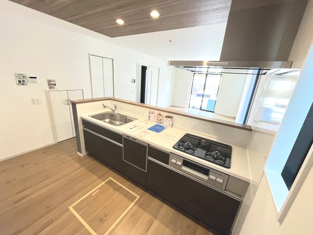 【キッチン】 | 福岡市東区美和台4丁目3期　2号棟（全2棟）【仲介手数料無料・0円】 | 現地写真。