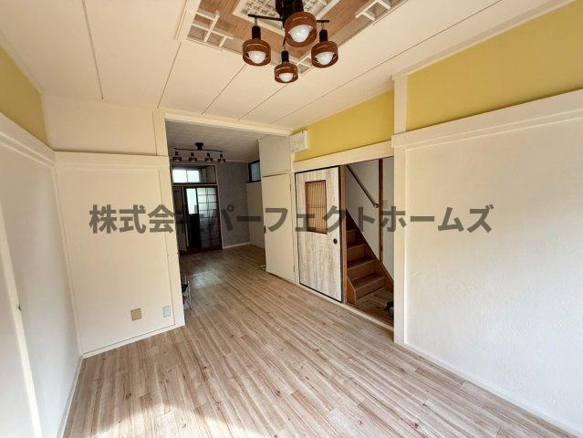 美井町戸建　賃貸の居間・リビング|ゆったりとしたリビングです