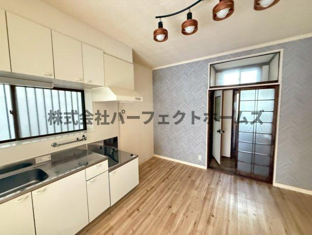 美井町戸建　賃貸の居間・リビング|こちらのリビングで趣味の時間をお楽しみください