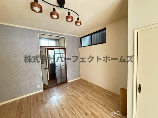 美井町戸建　賃貸の居間・リビング|おしゃれな居間です