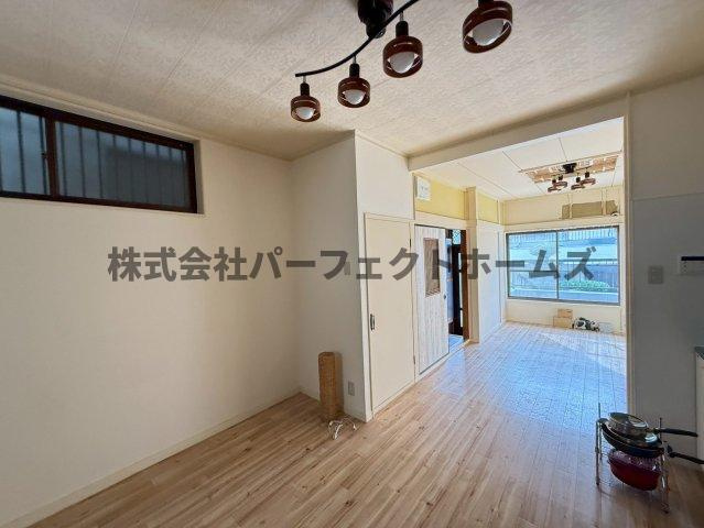 美井町戸建　賃貸の居間・リビング|使いやすいリビングです