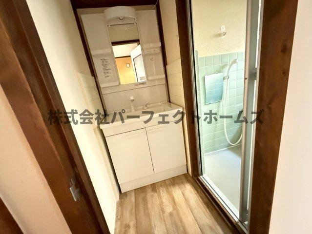 美井町戸建　賃貸の洗面所|スペースが確保できる洗面所です
