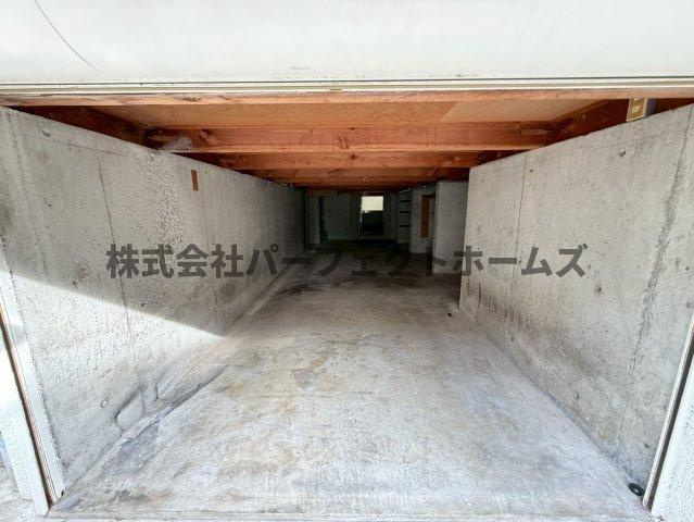 美井町戸建　賃貸の駐車場|駐車場に車を止められます