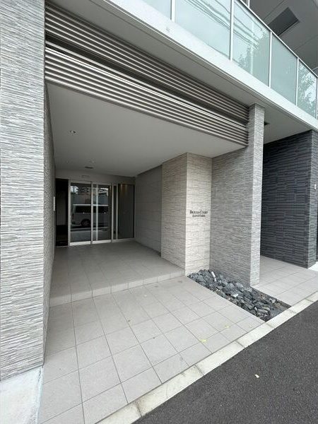 ブリリアコート金山のエントランス