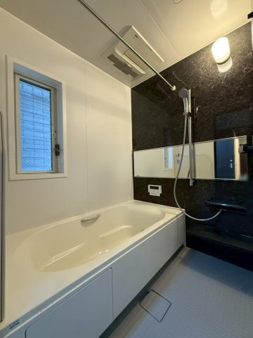 御園１丁目の浴室|アクセントパネルがおしゃれなバスルームで心と体をリフレッシュ！日々の疲れも癒せますね♪