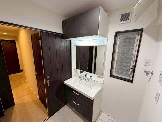 御園１丁目の独立洗面台|ミラーキャビネットの洗面化粧台！メイク用品や洗顔小物なども隠して収納！生活感が出にくい♪