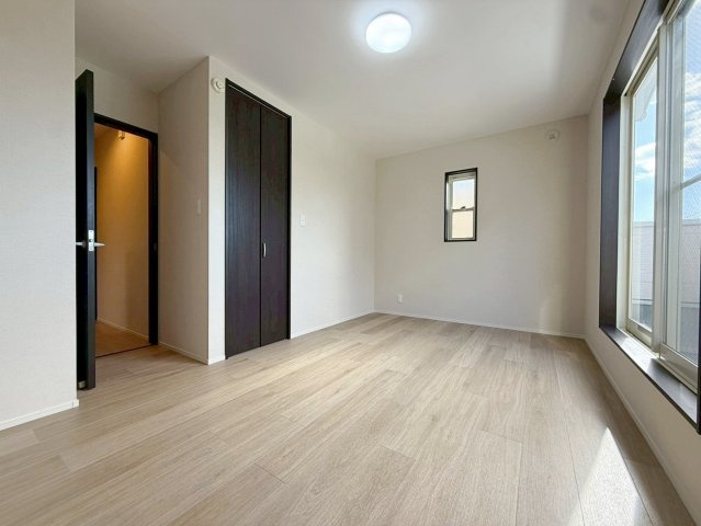 御園１丁目の洋室|【３階　洋室約８帖】
家具の配置もしやすい長方形のお部屋です♪プライベートな空間としてご活用いただけます！