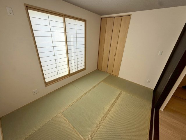 御園１丁目の和室|【２階　和室６帖】
柔らかい畳はお子様のプレイルームやお昼寝の場にいかがでしょうか？