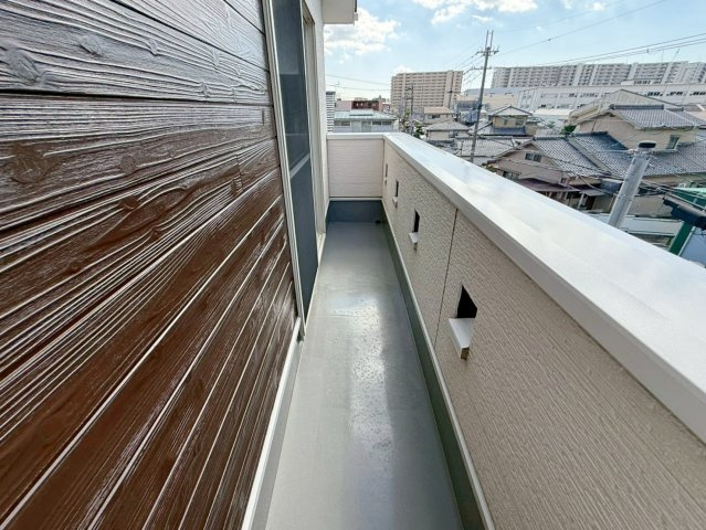 御園１丁目のバルコニー|ベランダ３か所ございます！プランターを置いて家庭菜園を楽しむこともできますね♪