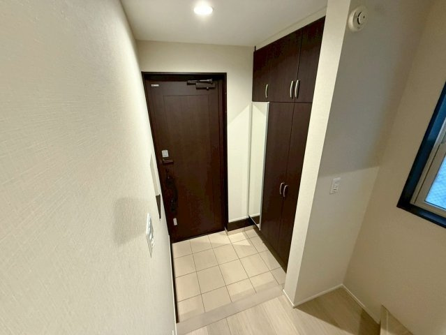 御園１丁目の玄関|シューズボックスで玄関周りがスッキリ片付きますね！ミラー付きなのでお出掛け前の身だしなみチェックもできますね♪