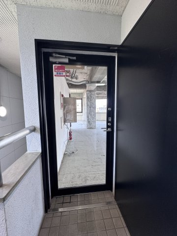 東大和鈴木ビルの玄関