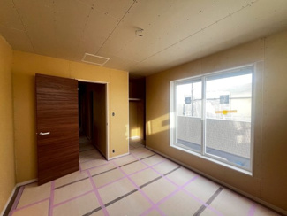 【寝室】 | 並松町　新築分譲住宅　全２区画 | トイレ内に窓があり、明るく、臭いがこもりませんので、来客用トイレとして清潔に保てます♪温水洗浄便座で快適にお使いいただけます！
