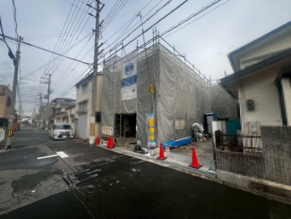【前面道路含む現地写真】 | 並松町　新築分譲住宅　全２区画 | 【２面採光のお部屋ありますよ】２面採光を確保した明るい室内は、風通しも良く、大変居心地の良い空間となっております♪爽やかな風を感じて起きる朝は、快適生活の始まりに！