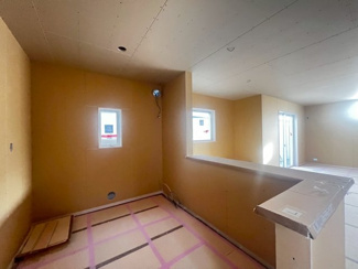 【キッチン】 | 並松町　新築分譲住宅　全２区画 | 対面式を採用したシステムキッチンですので、リビングで寛ぐご家族をいつも感じられます！会話を楽しみながら家事ができますね♪