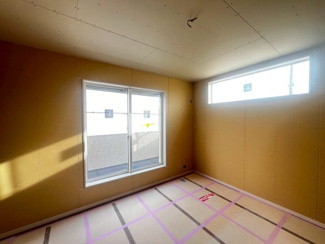 【洋室】 | 並松町　新築分譲住宅　全２区画 | 小物の収納力が高い三面鏡の洗面台です！シャワー付きなので、朝の身支度の忙しい時間に重宝しますね♪